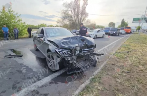 Վահագնի​ թաղամասի մոտ բախվել են Mersedes-ն ու Opel-ը. վերջինս էլ դուրս է եկել երթևեկելի գոտուց